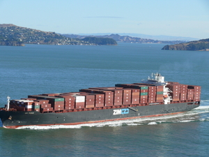 container-schip vaart onder  the bridge