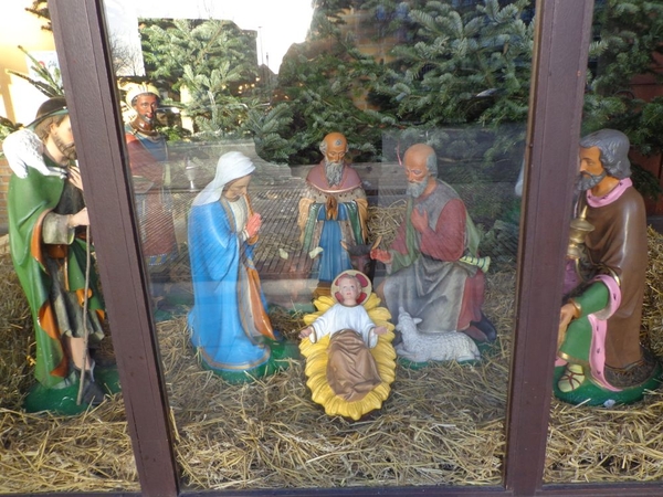 Kerststal aan de ingang van de kerk