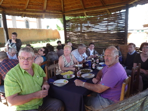 3d Ambohimasoa, lunch met dansen _P1170980