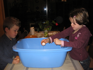 07) Ruben geeft de eitjes aan memee