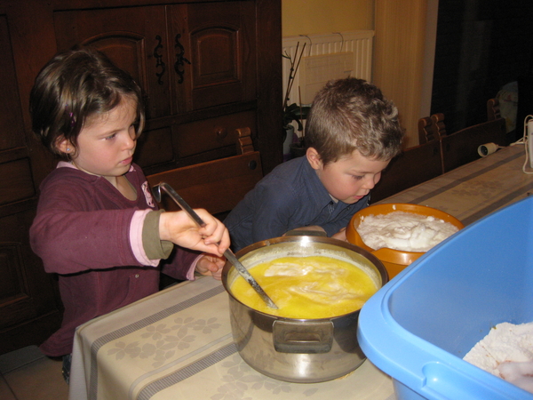 17) Roeren in de lauwe melk met gesmolten boter