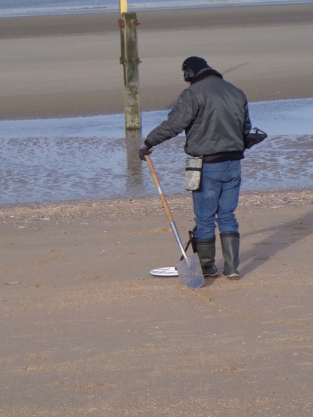 Goudzoeker op het strand :)