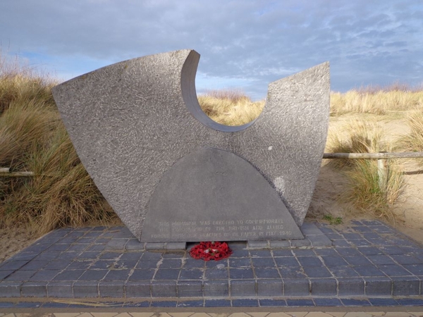 Oorlogsmonument op de zeedijk