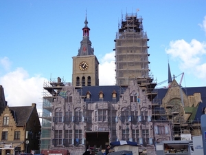 Werken aan het stadhuis en belforttoren