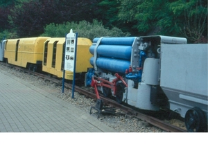 Een persluchtlocomotief + personeelswagens