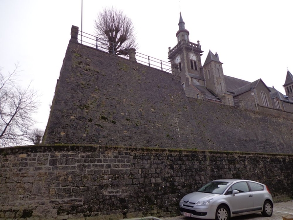 Eglise Saint-Donat achter versterkte burcht