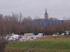 Jachthaven met kerk van Halluin - Frankrijk