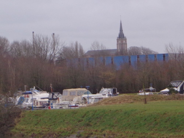 Jachthaven met kerk van Halluin - Frankrijk