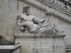 Rechts aan Palazzo Senatorio het standbeeld van de Tiber