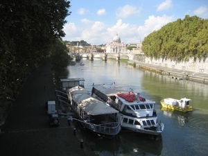 zicht op de Tiber en de koepel van de St Pietersbasiliek