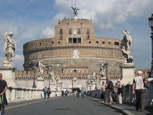 op de Ponte Sant'Angelo staan beelden van Petrus, Paul en 10 enge