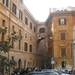 overbrugging van huizen op de piazza della pilotta