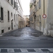 zicht op een Romeins straatje in de regen