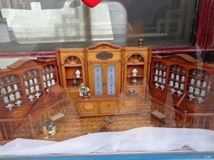 Miniatuur apotheek in vitrine