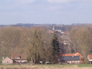 In de verte zien we de kerk van ons beginpunt