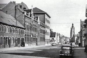 De Meensesteenweg vormt de centrala spil in de wijk Hof van 't He