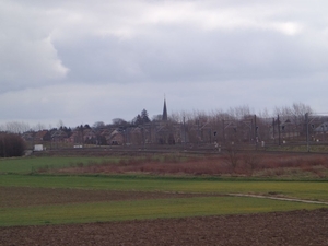 In de verte de kerk van Nossegem