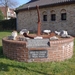 Monument naast de kerk