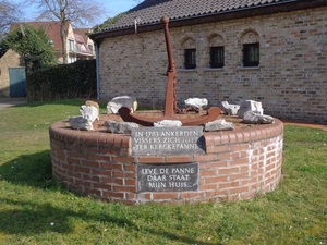 Monument naast de kerk