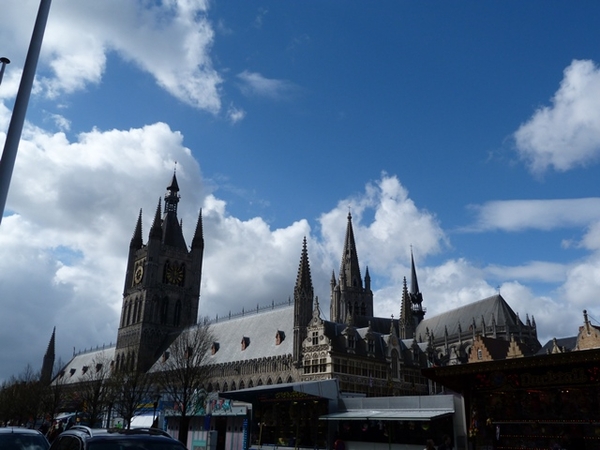 061-Lakenhalle-Belfort en St-Maartenskerk