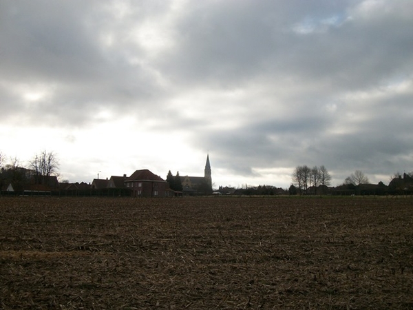 012-In de verte de kerk van Pamel