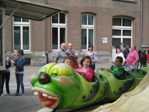 04) Ruben & Jana in de rups aan het college v. Halle