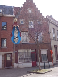 Traditionele trapgevel met Madonna