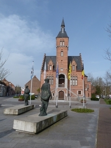 22-Gemeentehuis en beelden Bloemenmeisjes-Lovendegem