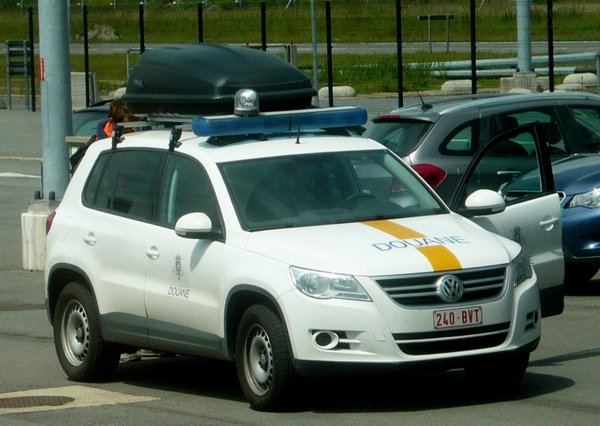 P1400174 Douane VW Touran & Dakkoffer = druglab?