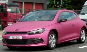 P1400140_VW_Scirocco_pink_Yazzie_LicencePlate