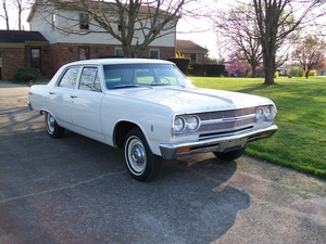 1965_Chevrolet-Chevelle_sedan_white_65_chevelle_4_door_white_1
