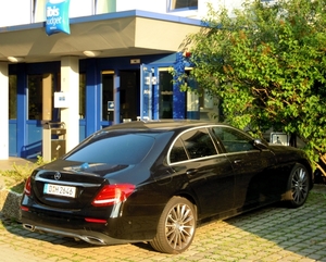 DSCN4899_Mercedes-big-Benz_@-ibis-Budget_gehandi-kapte_D-H-2646