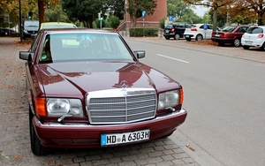 IMG_1370_Mercedes_560-SEL_sedan_bordeaux-rood_HD-A-6303-H