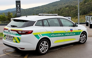 IMG_0012_Renault-Megane-Kombi_wit-geel-groen_Vojaška-policija_Mi