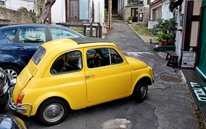 IMG_9212_italia-Trieste_Fiat-500_geel_Mignion-ingang