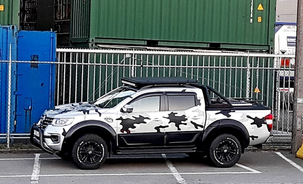 20200331_073657_Renault-Alaskan-pickup_urban-city-kaki_1-UQE-472