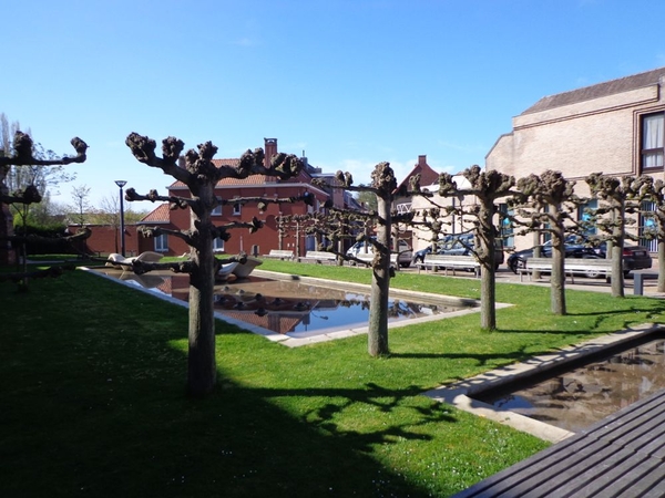 Rustig genieten aan de fonteinen aan de kerk