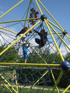 52) Met andere kinderen in de klimrek