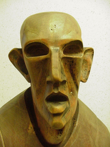 Zelfportret August Gill, houten sculptuur