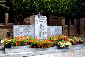 STADEN-Oorlogsmonument-Markt-