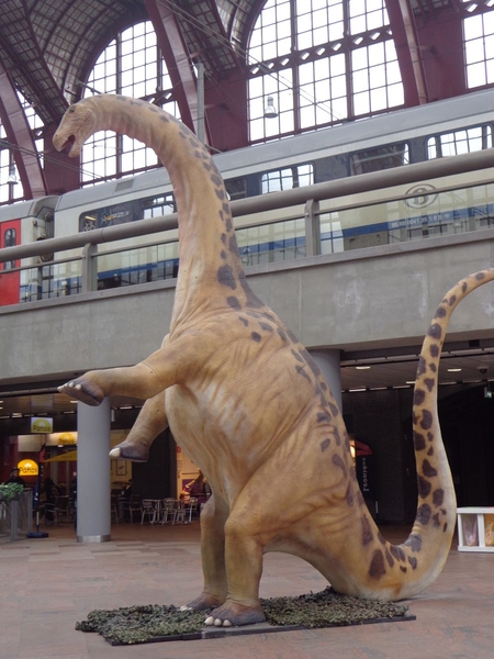 Dinosauris beeld in het station