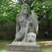 Monument in het park achter het gemeentehuis