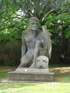 Monument in het park achter het gemeentehuis