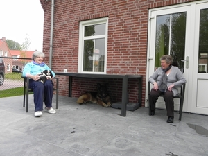 Bajka met onze genodigden en moeke Alice op ons terras