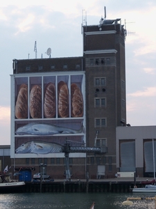 graansilo met schildering van J. Beerens