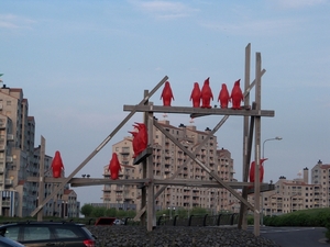 de rode pinguins met op de achtergrond Port Scaldiis