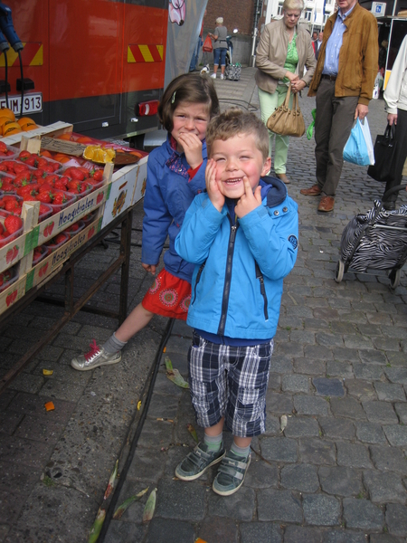 02) De kapoenen op de markt