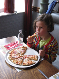 70) Jana met haar pizza