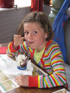 73) Jana met haar ijsje
