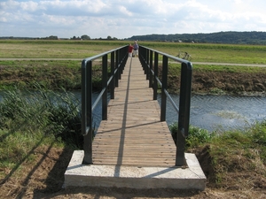 Brug naar wandeling door boeren landerijen